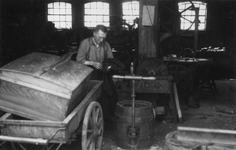 221133 Interieur van een werkplaats van vermoedelijk een wagenmaker, in de omgeving van de Lauwerecht te Utrecht.